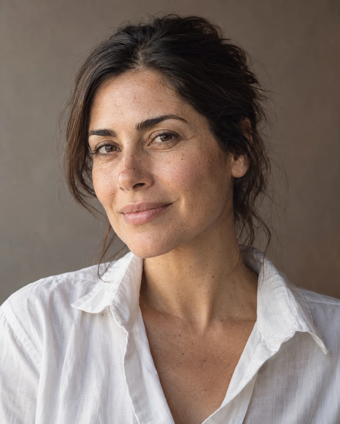 Retrato ilustrativo de una mujer con piel de aspecto natural; imagen generada, no corresponde a una paciente de la clínica